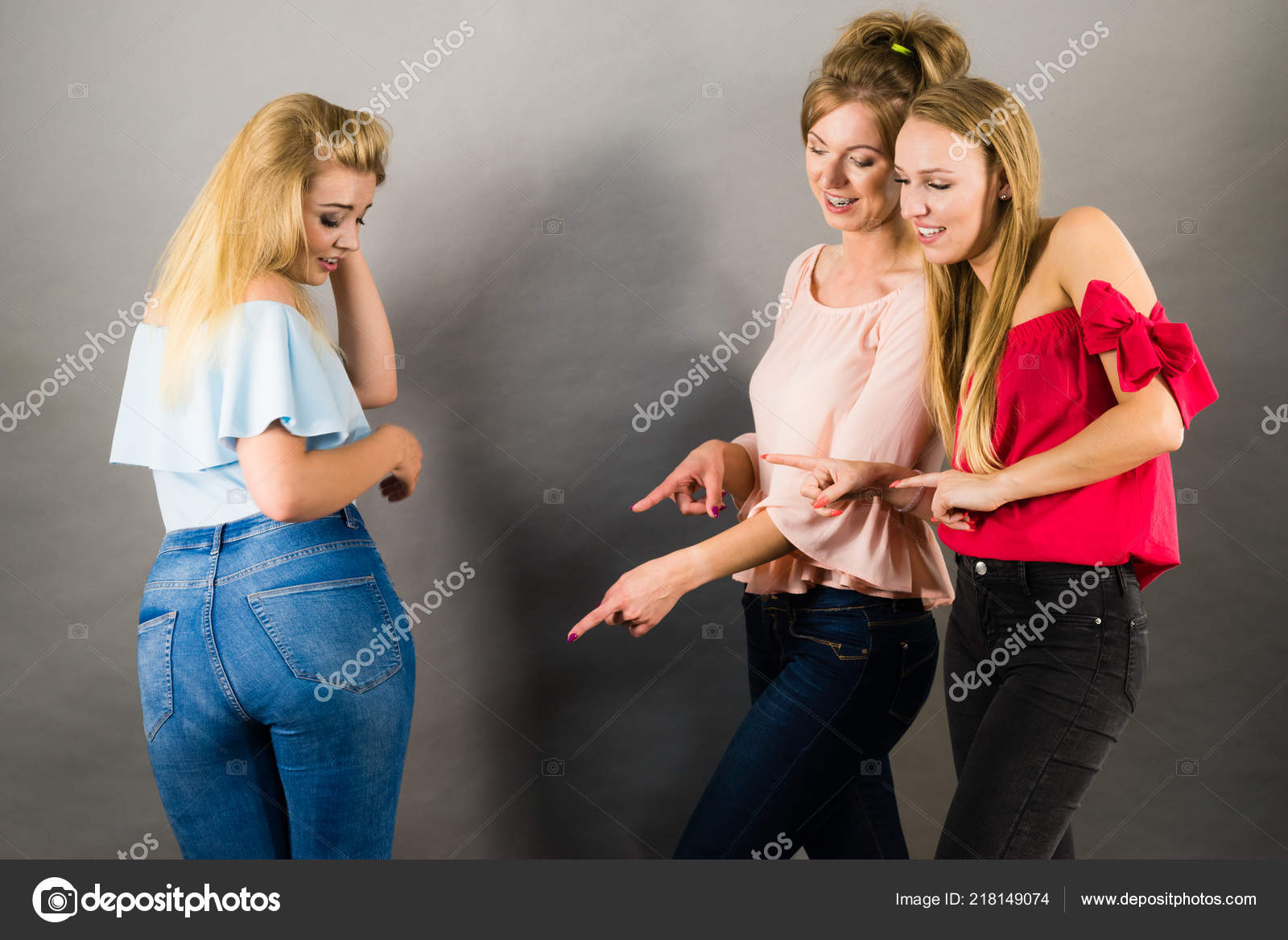 Надругался над девочкой. Издевается над подругой женой. Издевается над подругой женой. Женщину избили школьницы. Муж прикалывается над женой.