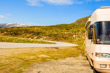 Turizm tatili ve seyahat. Yaz dağları manzarasında bir karavan. Ulusal turizm rotası Aurlandsfellet.