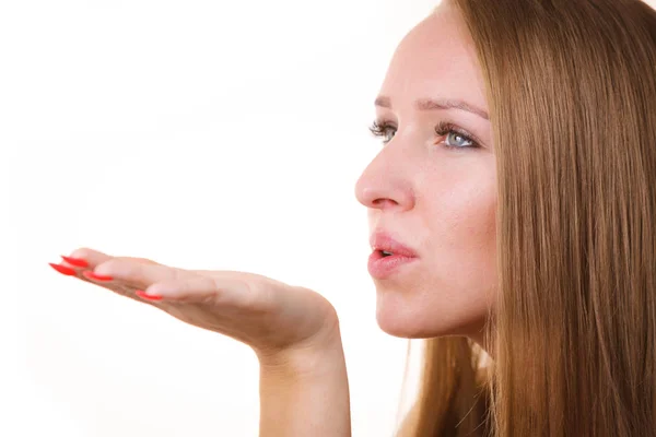 Jonge Vrolijke Blonde Vrouw Verzenden Lucht Kussen Voor Zijn Liefde — Stockfoto