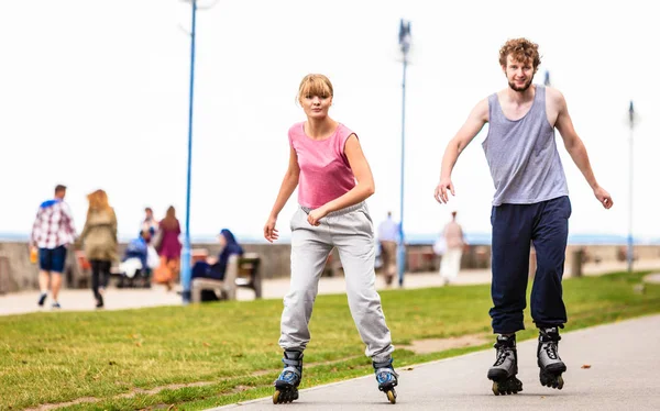 청소년들은 밖에서 롤러스케이트를 연습하는 친구들 운동을 즐기는 자전거타기 — 스톡 사진