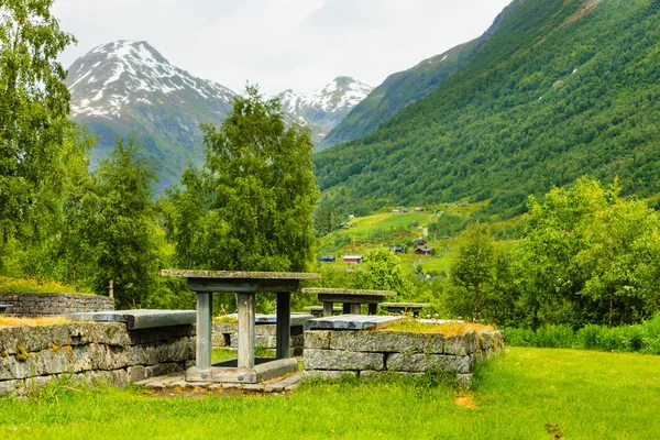 Mesa Picnic Bancos Con Vista Las Montañas Noruegas Escandinavia Europa — Foto de Stock