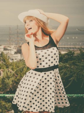 genç güzel beyaz kadın retro stil puantiyeli elbise şapka açık