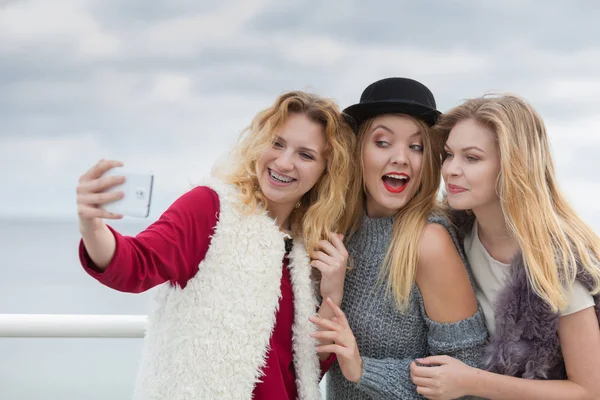 Três Fêmeas Tirando Selfies Divertindo Livre Usando Telefone Inteligente Para — Fotografia de Stock