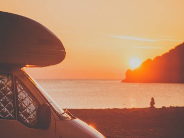 Turizm tatili ve seyahat. Yunanistan Moreloponese 'de güneş doğarken doğada karavan..