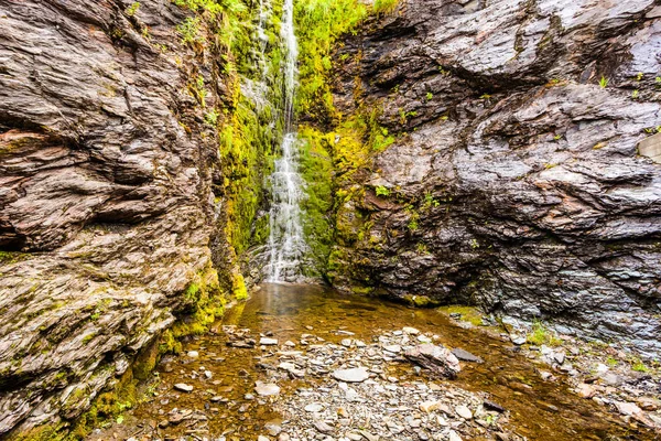 Pequena Cachoeira Verdes Montanhas Verão Noruega — Fotografia de Stock