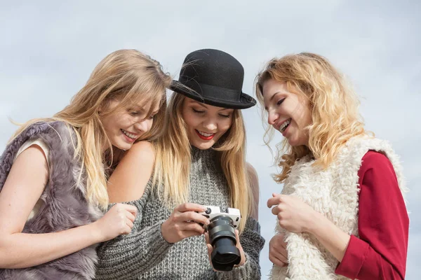 Vrouwelijke Fotograaf Toont Modemodellen Resultaten Van Fotoshoot Achter Schermen Van — Stockfoto