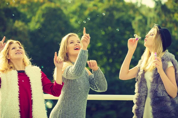 Vakantie Vreugde Vriendschap Concept Vrouwen Vrienden Hebben Plezier Blazen Zeepbellen — Stockfoto