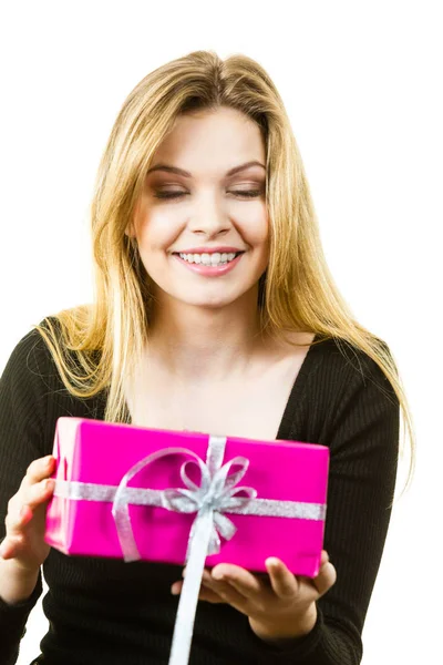 Happy Positivie Jovem Adolescente Segurando Grande Pilha Caixas Presente Rosa — Fotografia de Stock