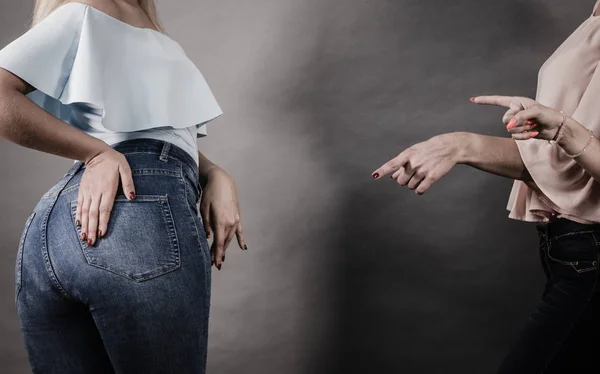 Mujer Vistiendo Jeans Ajustados Mostrando Trasero Curvilíneo Amiga Señalándola — Foto de Stock