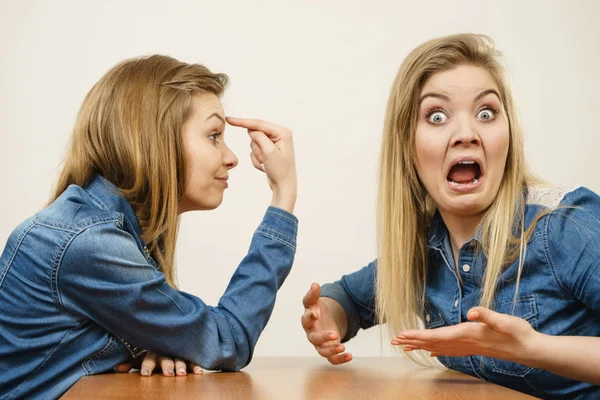 2人の女性が互いに怒り狂っていると主張していた 女性は言う 無知の概念 — ストック写真