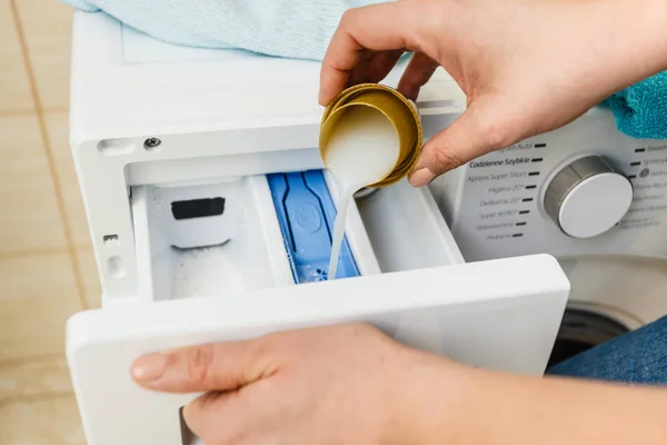 Detergente Líquido Copo Medição Derramando Máquina Deveres Domésticos Roupas Lavanderia — Fotografia de Stock