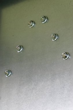 Bir metal çelik duvar üzerindeki vida kapağıyla kapatın. Endüstriyel detaials kavramı.