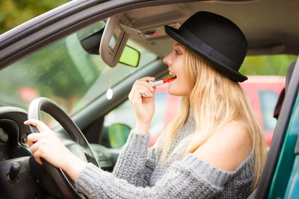 Mujer Atractiva Joven Mirando Espejo Retrovisor Pintando Sus Labios Haciendo —  Fotos de Stock