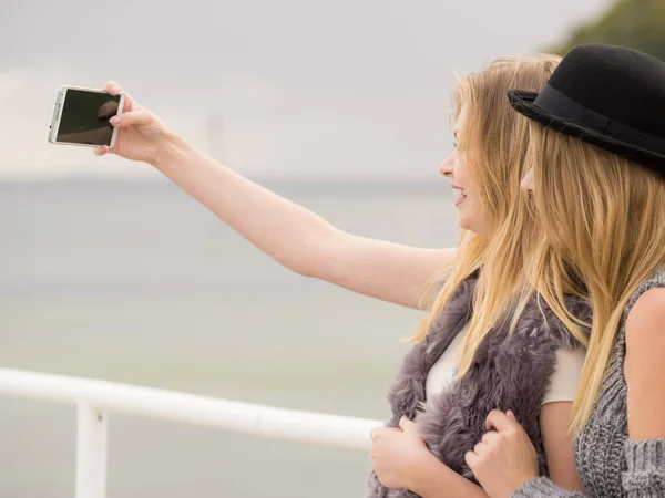 Drei Weibchen Machen Selfies Und Haben Spaß Freien Mit Dem — Stockfoto