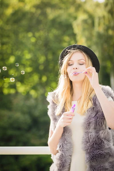 Grappig Jong Modieus Hipster Tiener Vrouw Blazen Zeepbellen Buiten Met — Stockfoto