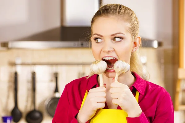 Crazy Young Woman Having Fun Eating Garlic Vegetable Healthy Food — Stock Photo, Image