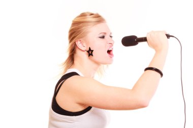 Karaoke, müzik, şarkıcı kavramı. Sarışın kadının mikrofon, izole performansını genç yıldız, atış studio şarkı