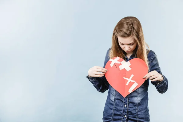 Jovem Mulher Adolescente Triste Com Coração Partido Feito Papel Emoções — Fotografia de Stock