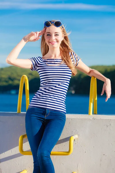 Sarışın Genç Kadın Rahat Tarzı Taş Duvar Deniz Arka Planda — Stok fotoğraf