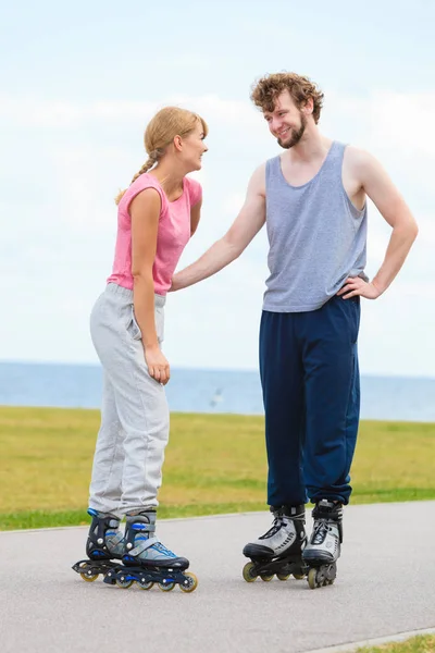 Vacaciones Activas Ejercicios Concepto Relación Mujer Hombre Vistiendo Patines Pie — Foto de Stock