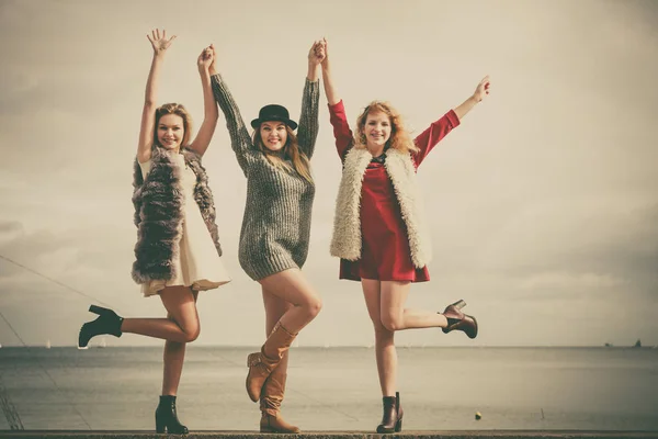 Tres Mujeres Moda Que Presentan Trajes Bastante Elegantes Lado Del —  Fotos de Stock