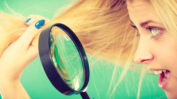 Haarpflege Und Haarstyling Schlechte Auswirkungen Des Bleichkonzepts Blondine Blickt Durch — Stockfoto