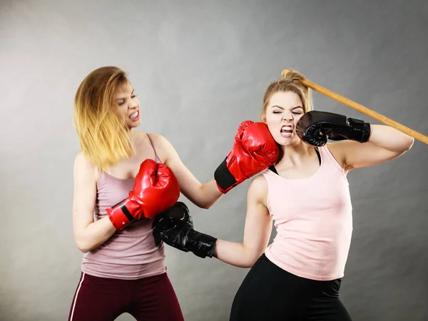 Twee Agressieve Vrouwen Het Dragen Van Bokshandschoenen Strijd Wordt Boos — Stockfoto