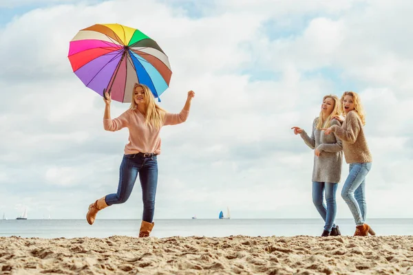 Tre Kvinnor Fulla Glädje Har Roligt Tillsammans Kvinna Håller Färgglada — Stockfoto