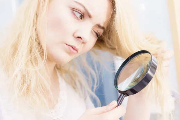 Split Ends Problem Trockenwirkung Haarpflegekonzept Unglückliche Blondine Betrachtet Zerstörtes Haar — Stockfoto