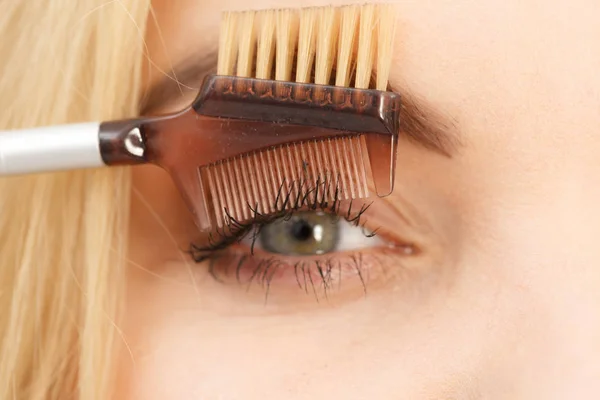 Close Van Vrouw Doen Haar Make Het Voorbereiden Van Wimpers — Stockfoto