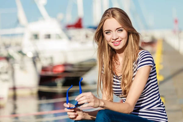 旅行観光と人々 の概念 ファッションに対してポートのヨット マリーナに青いハート型のサングラスを掛けた金髪の女の子 — ストック写真