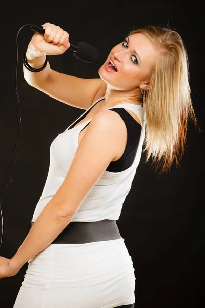 Karaoke Müzik Şarkıcı Kavramı Sarışın Kadının Mikrofon Performans Genç Yıldız — Stok fotoğraf
