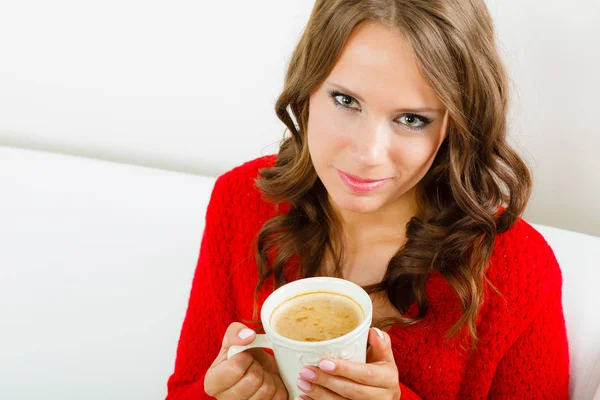 Attraktive Herbst Mädchen Roten Herbstlichen Pullover Mit Weißem Becher Mit — Stockfoto