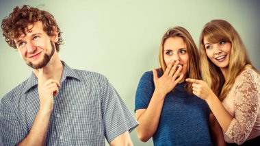 Adam hakkında dedikodu konuşan genç kadın arkadaşlar. İki kadın gizli haber paylaşımı fısıldayan.