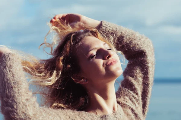 Šťastně Usmívající Blondýnka Radostná Žena Pozitivní Chůze Venku Sobě Svetr — Stock fotografie