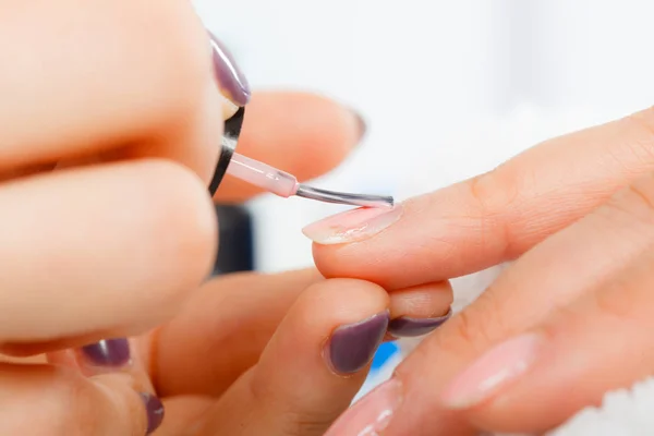 Closeup Esteticista Pintando Pregos Cliente Feminino Mulher Salão Beleza Spa — Fotografia de Stock