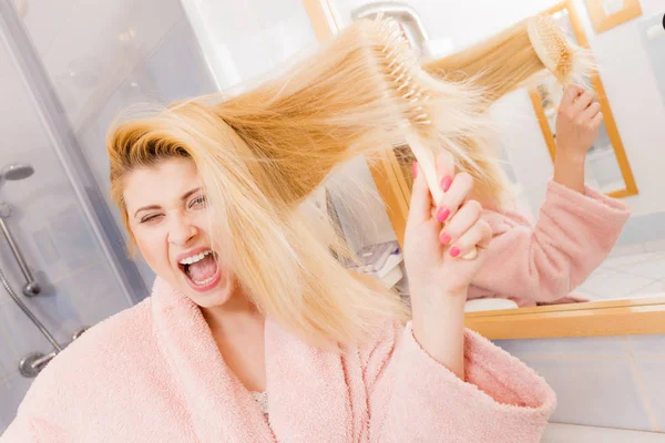 Kobieta Sobie Szlafrok Szczotkowanie Jej Długie Blond Włosy Rano Rutynowych — Zdjęcie stockowe
