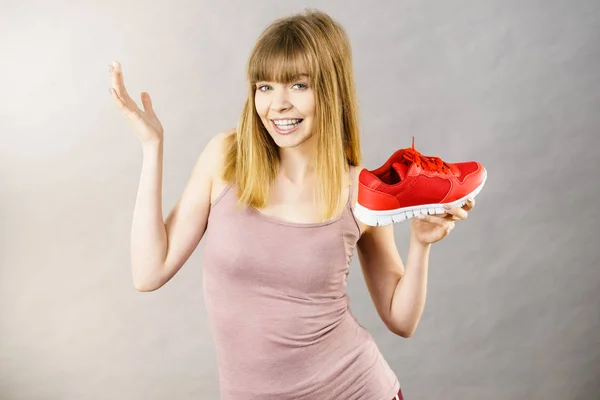 Mujer Sonriente Deportiva Feliz Presentando Zapatillas Deportivas Zapatos Rojos Calzado — Foto de Stock