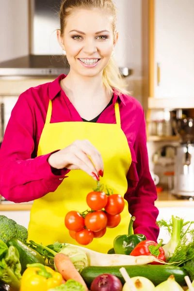 Acercamiento Mujer Sosteniendo Pequeños Tomates Cherry Rama Junto Cara Pensando — Foto de Stock