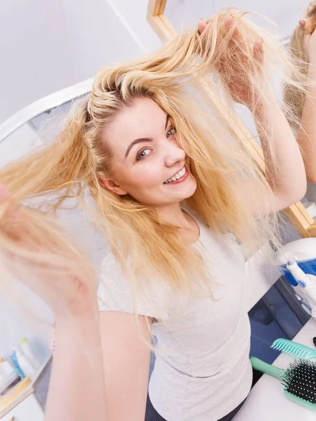 Счастливая Женщина Ванной Влажными Длинными Светлыми Волосами Игривая Молодая Девушка — стоковое фото