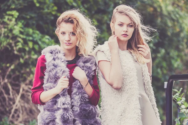 Dos Mujeres Moda Que Usan Trajes Elegantes Durante Clima Cálido —  Fotos de Stock