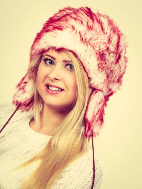 Aksesuar ve soğuk günlerde, moda kavramı için giyim. Rus tarzı kış sıcak tüylü şapkalı sarışın kadın.