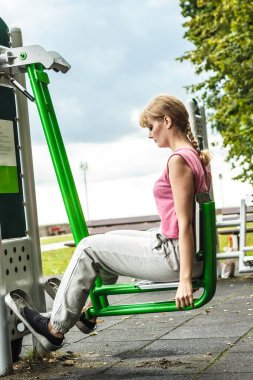 Aktif genç kadın bacak basın makinede egzersiz. Güçlü kız açık spor salonunda egzersiz eğitim elbiseli. Spor fitness ve sağlıklı yaşam konsepti.