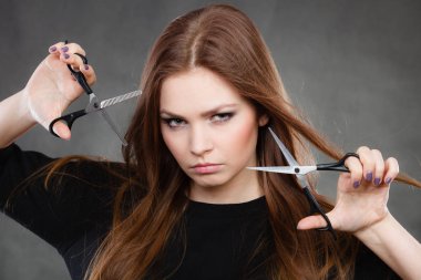 Stil ve moda. Profesyonel kuaför berber göz değişen yeni fikir. Uzun saçlı kadın olan saç modeli saç modeli oluşturma.