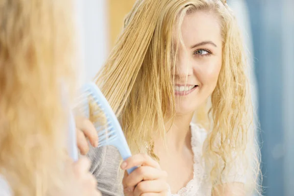 Mulher Loira Jovem Escovando Seu Longo Penteado Molhado Usando Escova — Fotografia de Stock