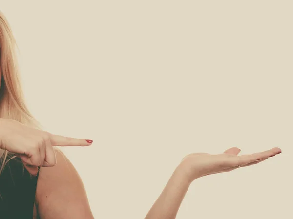 Обращаю Внимание Рекламное Понятие Женские Руки Указывающие Руками Пустое Копировальное — стоковое фото
