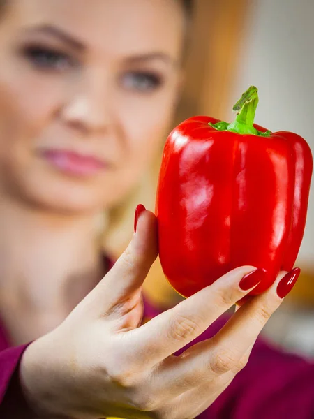 Vrouw Bedrijf Rode Paprika Gezonde Leefstijl Het Eten Van Groenten — Stockfoto