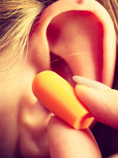 Mulher Colocando Tampões Ouvido Seus Ouvidos Livrar Ruído Lugar Alto — Fotografia de Stock
