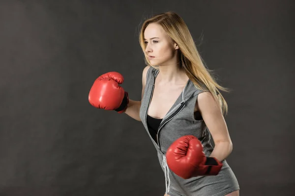 Sportieve Vrouw Met Rode Bokshandschoenen Vechtend Studio Shot Donkere Achtergrond — Stockfoto