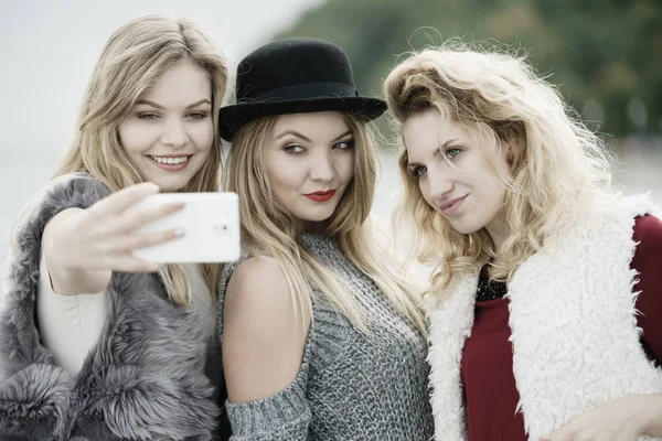 Três Fêmeas Tirando Selfies Divertindo Livre Usando Telefone Inteligente Para — Fotografia de Stock